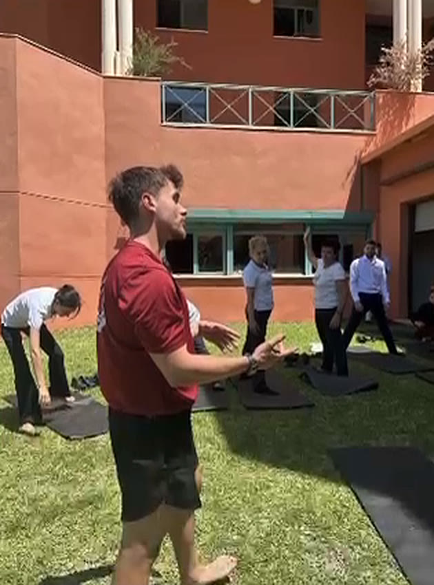 Carlos Maeso dirigiendo un taller práctico al aire libre