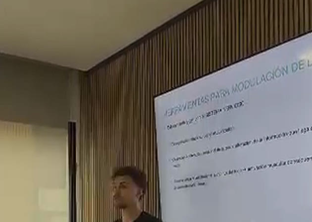 Carlos Maeso impartiendo una charla de salud corporativa
